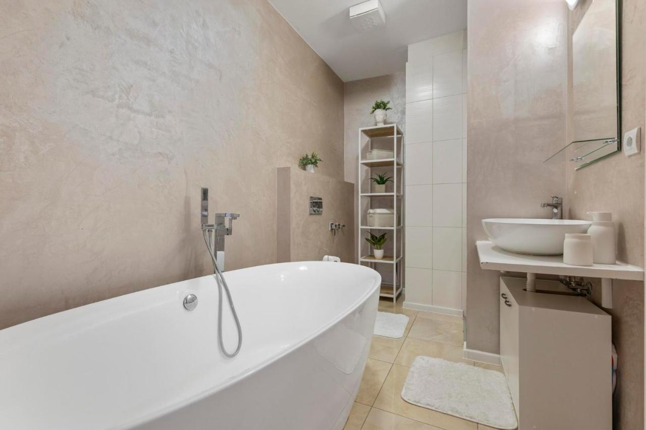 Urban Elegance Retreat Apartment Bratislava Luaran gambar